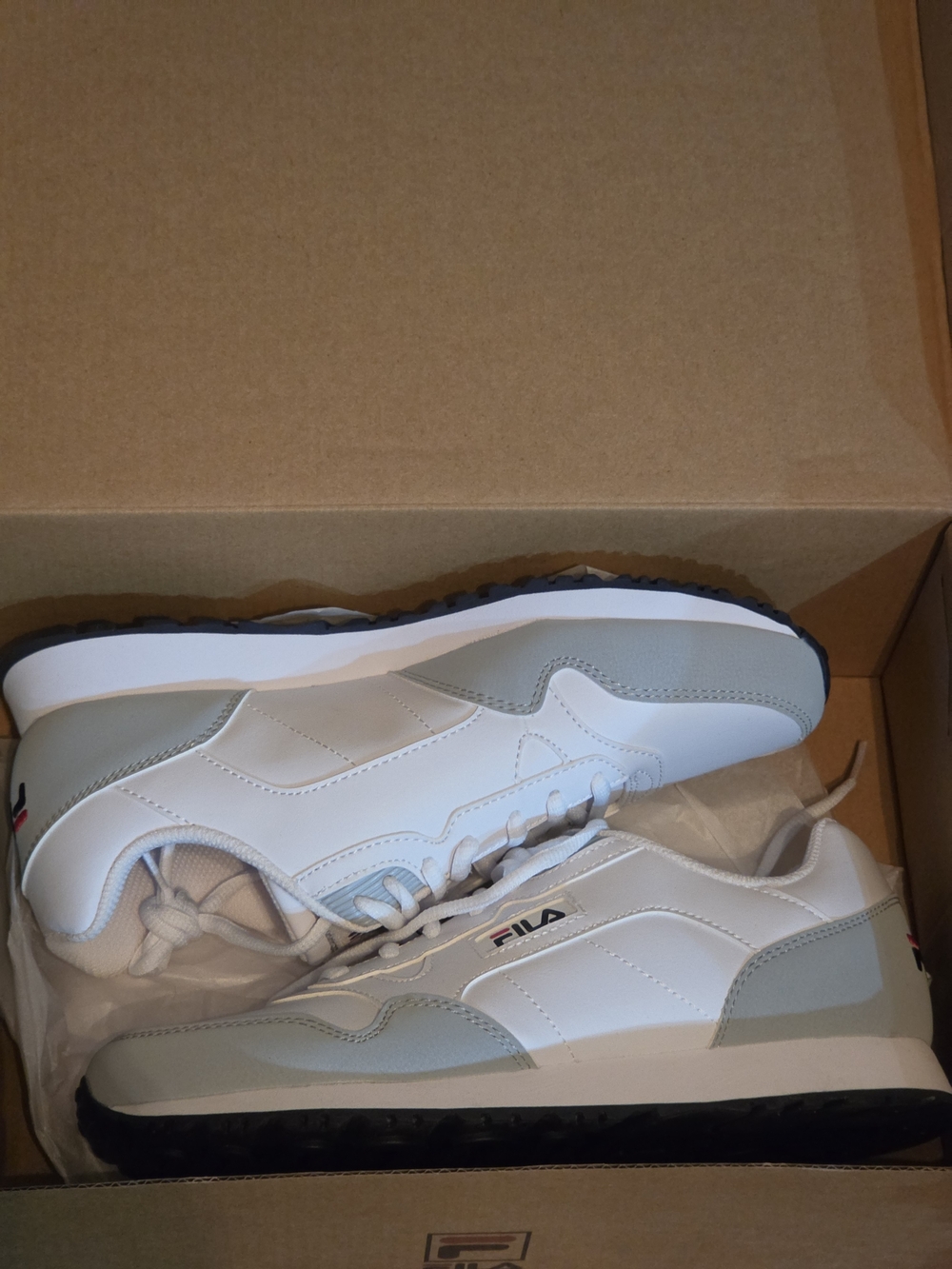 FILA Men's White and Light Gray Retro Runner Sneakers